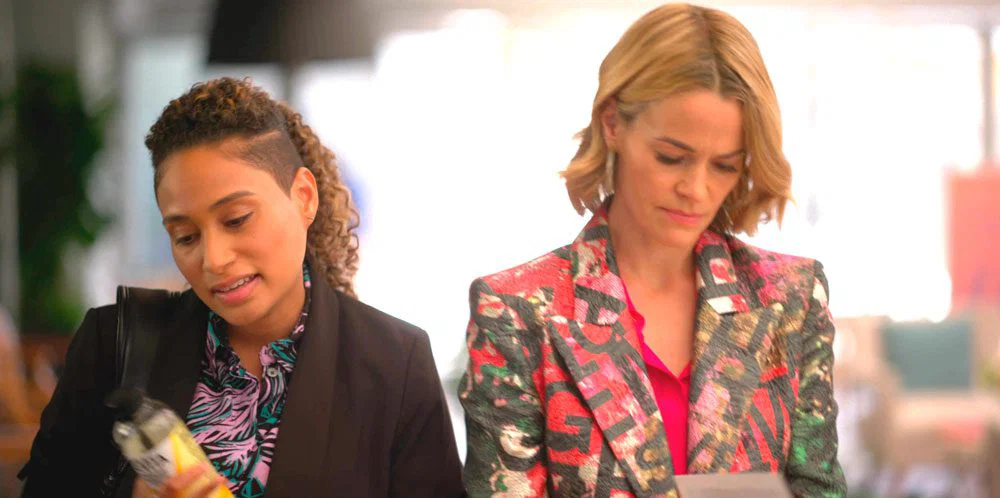 Alice y Sophie platicando
