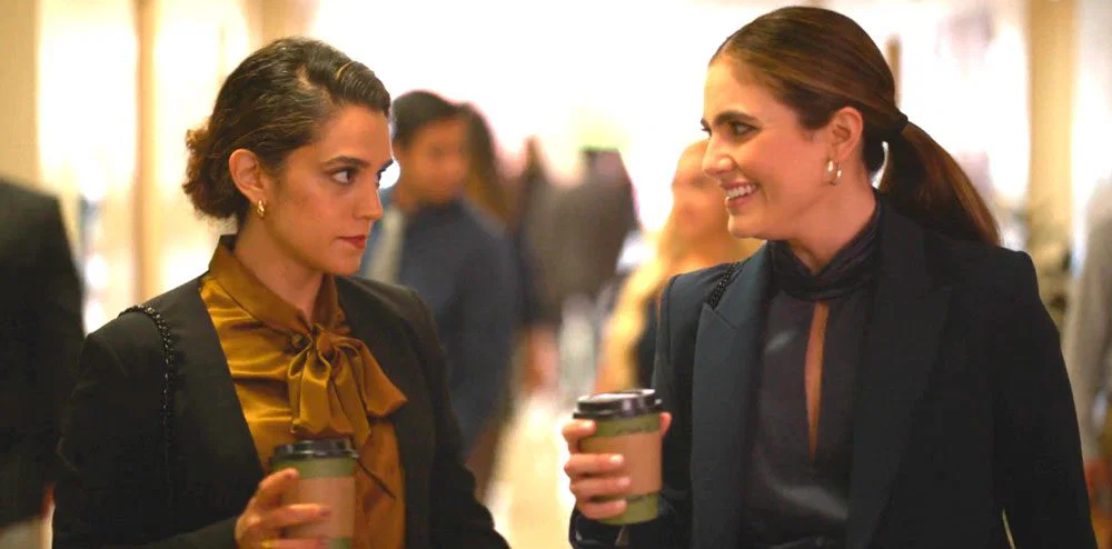 Dani y Gigi tomándose un café
