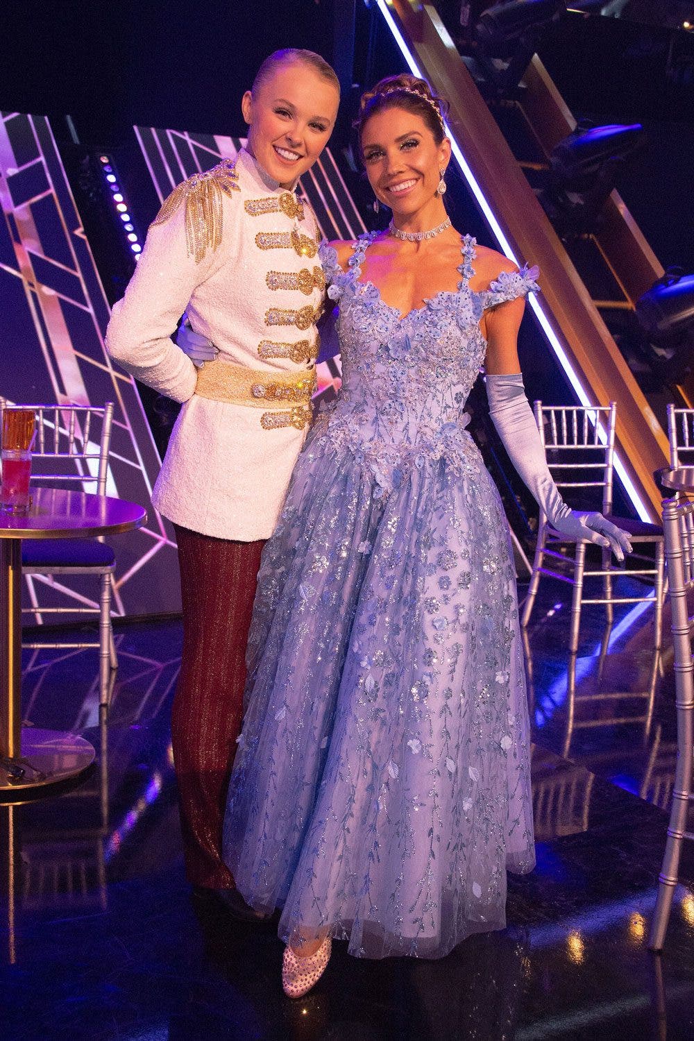 Jojo Siwa y Jenna Jonson posando