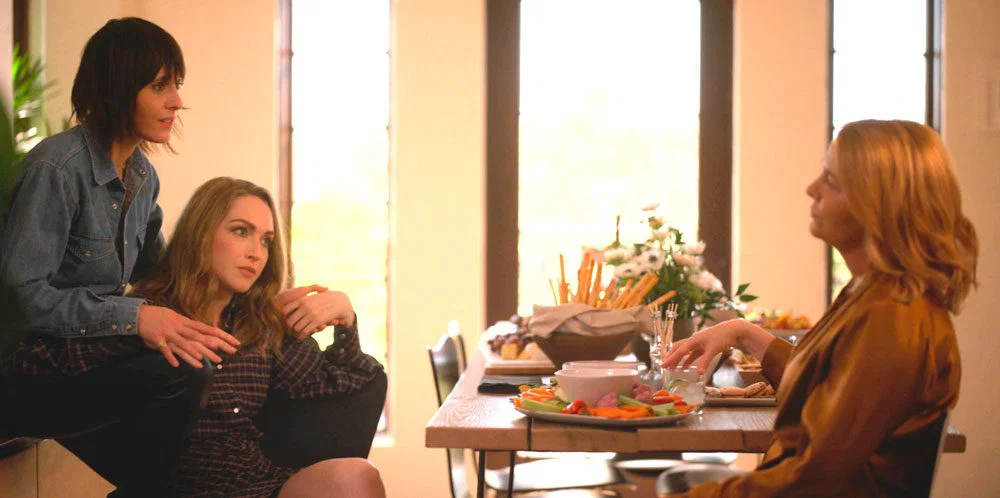 Shane, Tess y Tina platicando