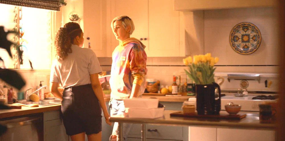 Sophie y Finley platicando en la cocina