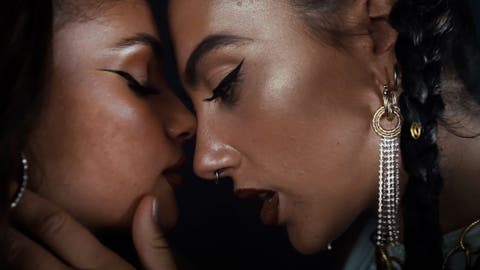 Chicas bes&aacute;ndose en el v&iacute;deo de La d&eacute;cima musa de Imperial Blxndie