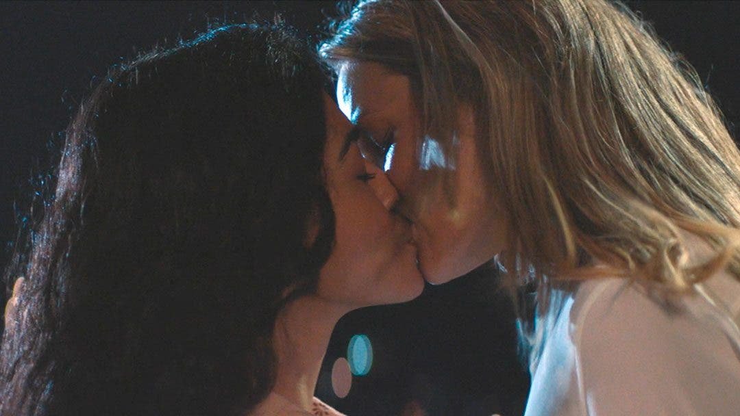 Lucy y Kate besándose en NCIS Hawaii