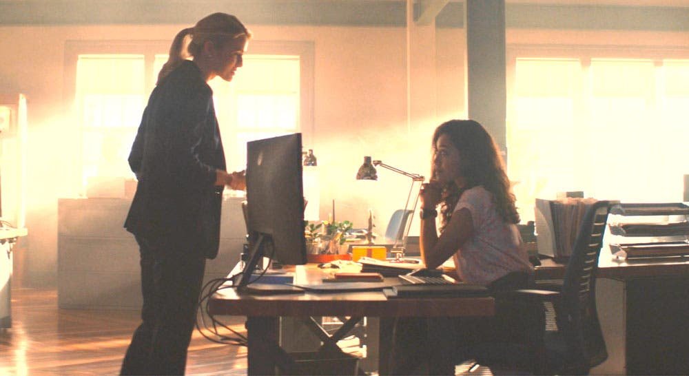 Lucy y Kate hablando en la oficina
