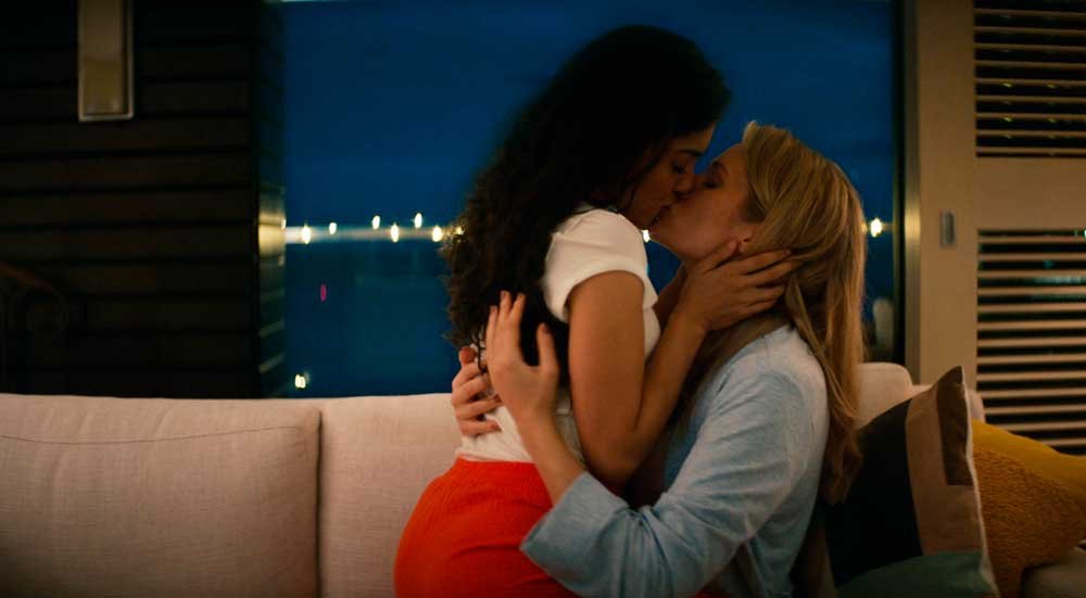Lucy y Kate besándose en la segunda temporada de NCIS Hawaii