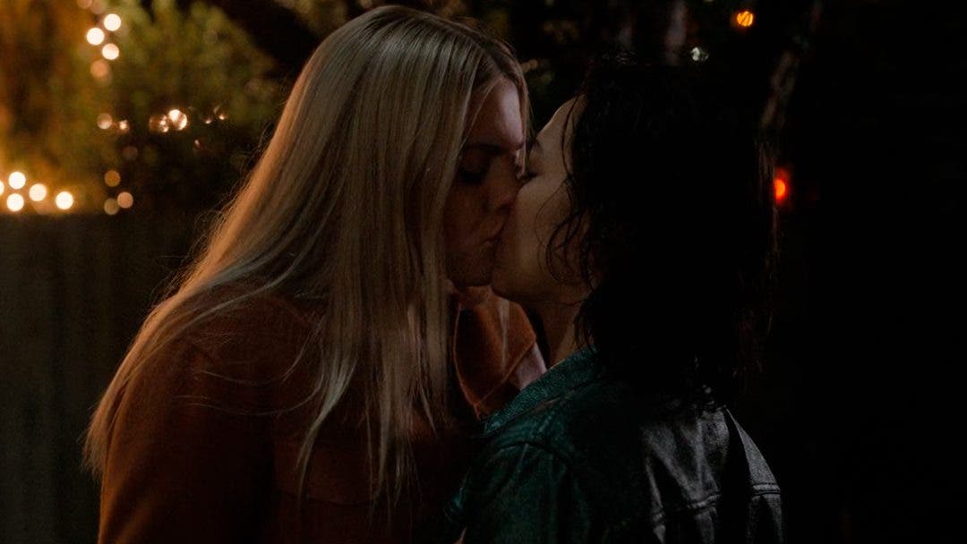 Leighton y Alicia besándose