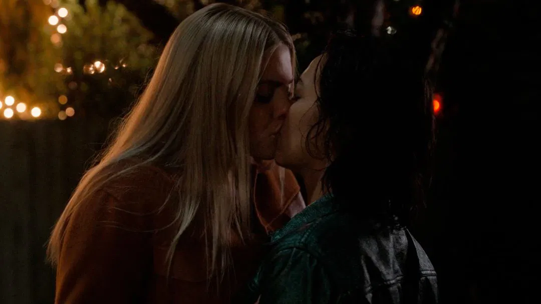 Leighton y Alicia besándose