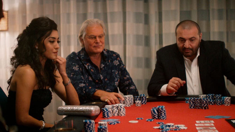 Lucy jugando al poker