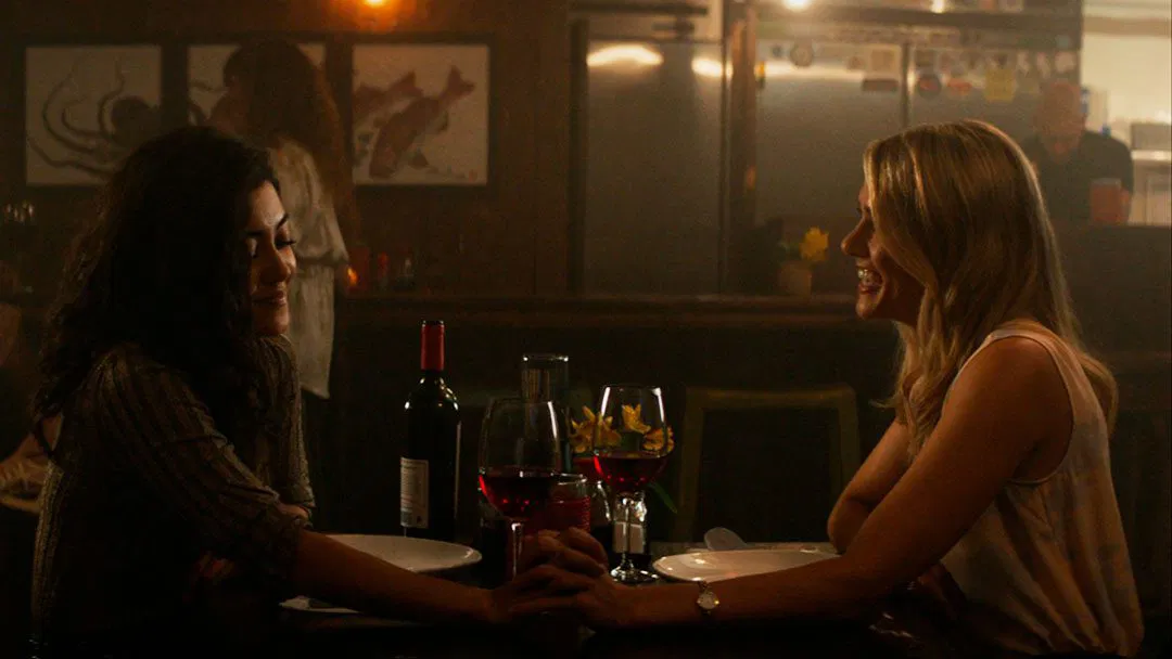 Lucy y Kate tomadas de las manos