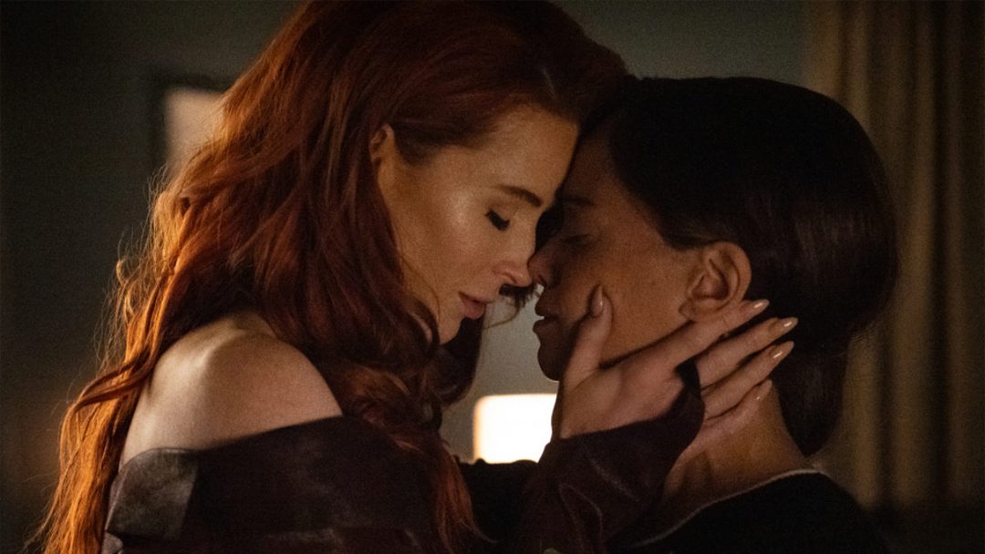 La Poison Ivy de Bridget Regan ya está aquí y el resultado es super lesbicanario