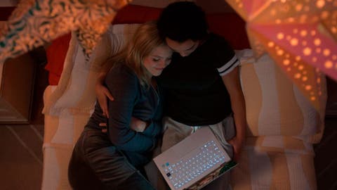 Leighton y Alicia viendo series