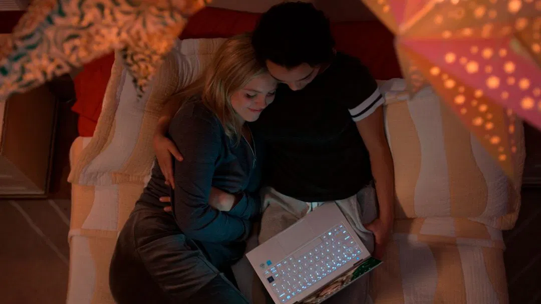 Leighton y Alicia viendo series