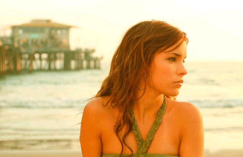 Ashley Davies mirando al horizonte frente a la playa