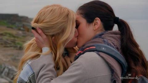 Taylor y Frankie bes&aacute;ndose en Love, Classified