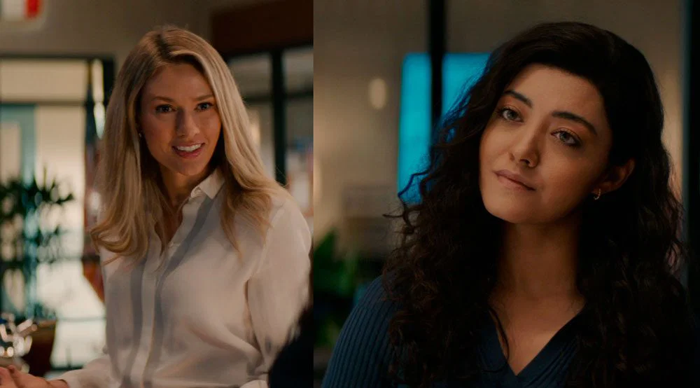 Kate emocionada y Lucy seria