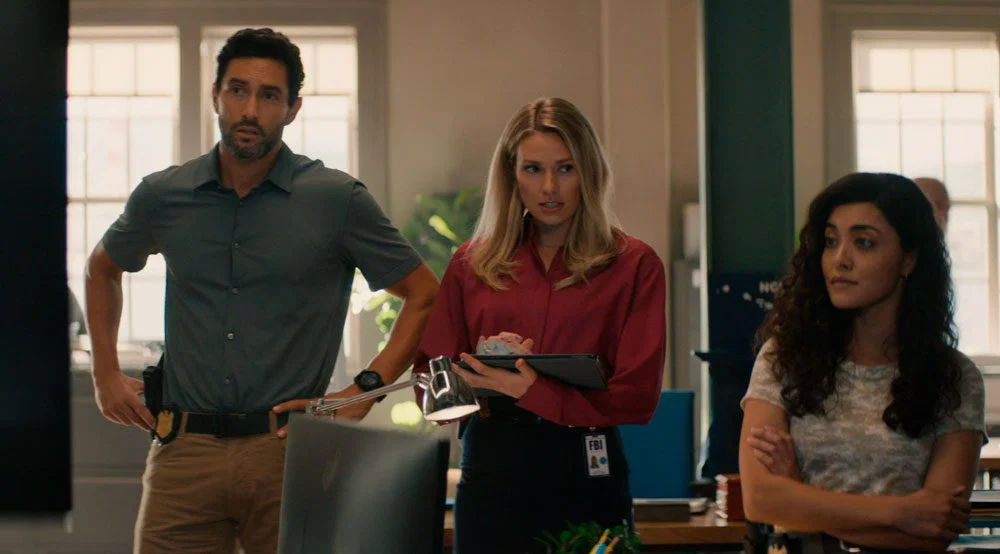 Kate informando al equipo y mirando a Lucy de reojo
