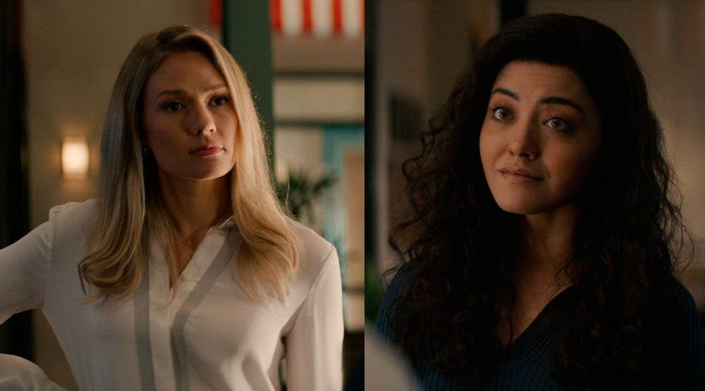 Kate y Lucy hablando en la oficina