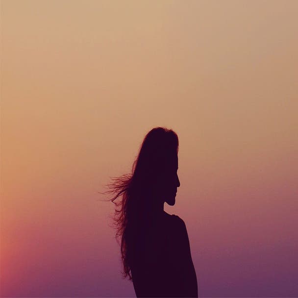 mujer mirando al horizonte