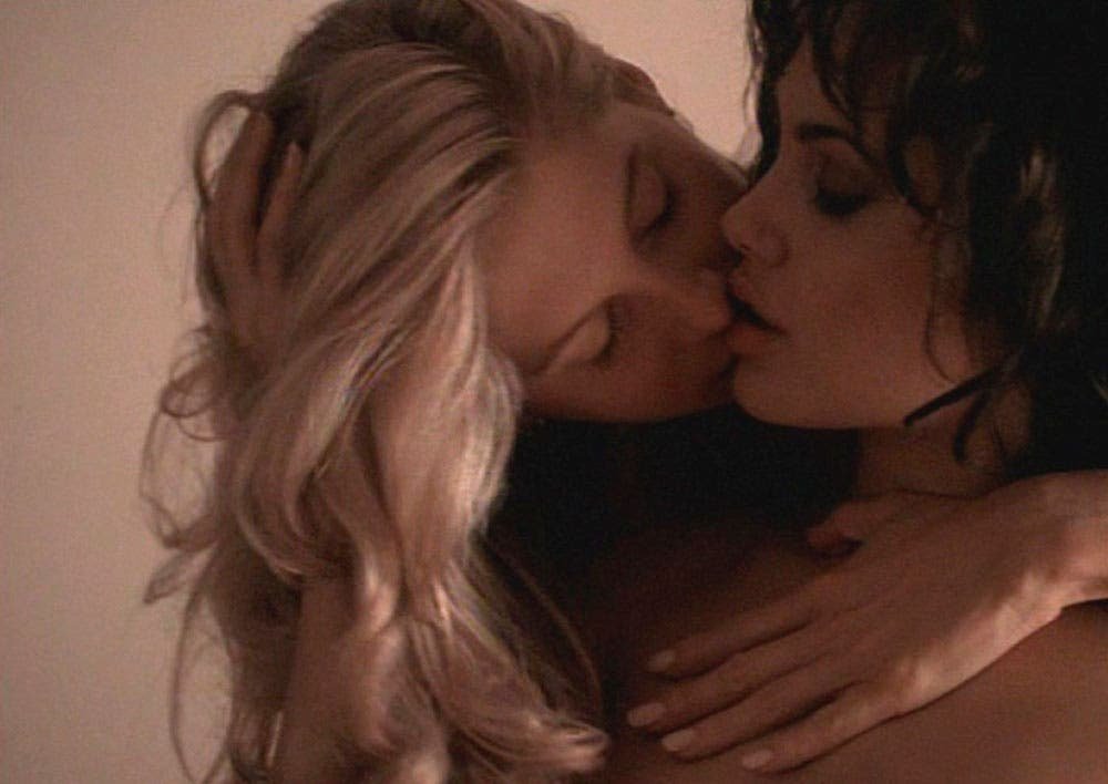 Lesbian kiss in Gia