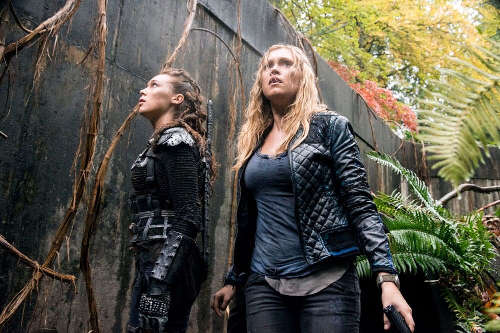 Lexa y Clarke en el bosque
