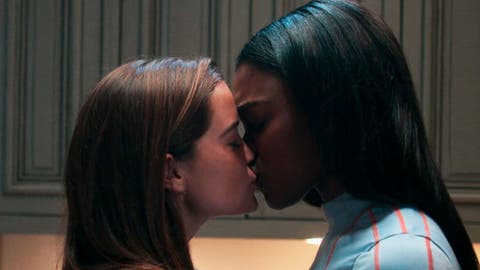 Juliette y Calliope bes&aacute;ndose