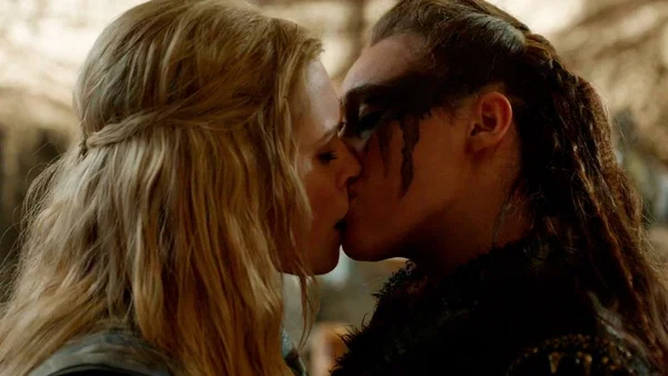 Clexa besándose