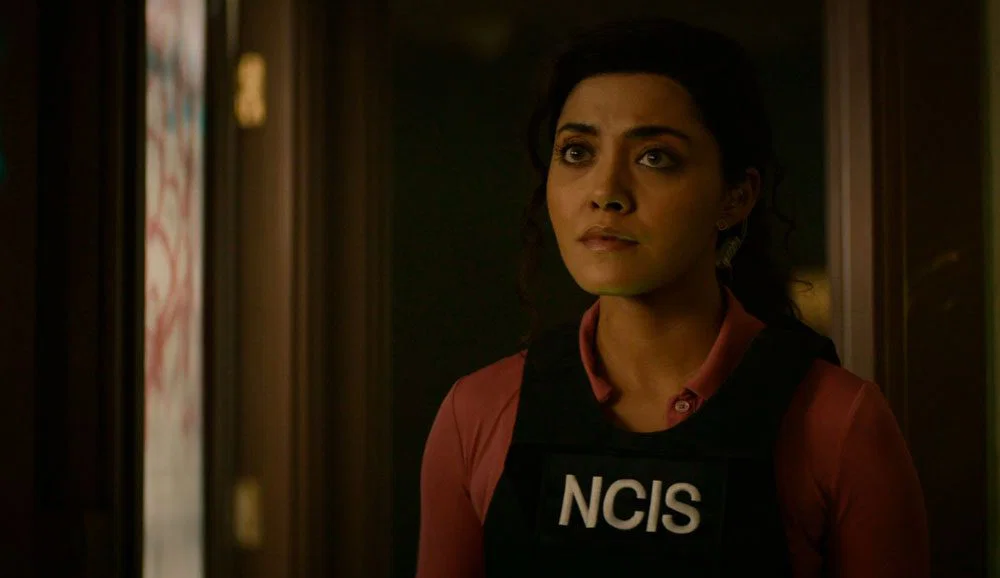Lucy vestida con el chaleco de NCIS