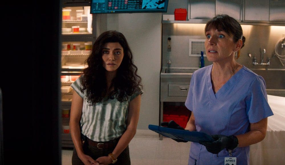 Lucy y la doctora Chase examinando la evidencia