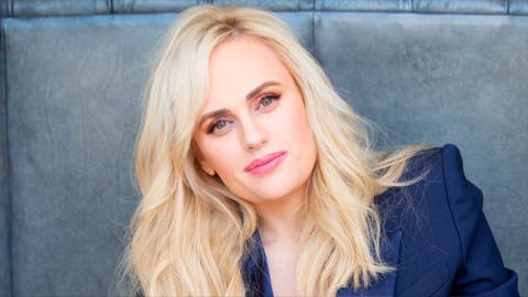 Rebel Wilson mirando a c&aacute;mara