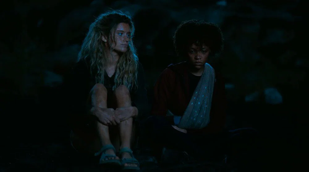 Shelby y Rachel platicando en la playa