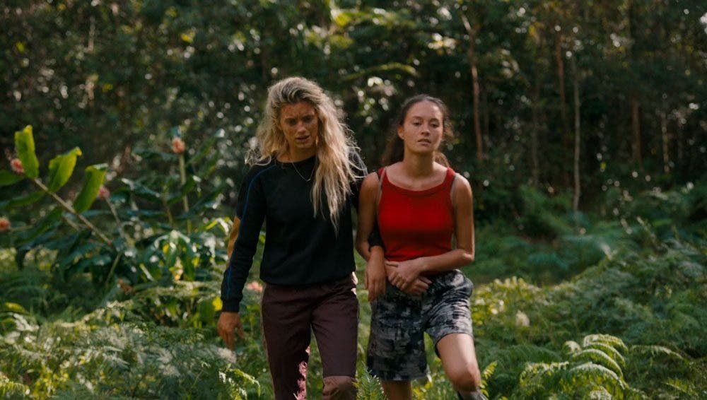 Toni y Shelby caminando por el bosque