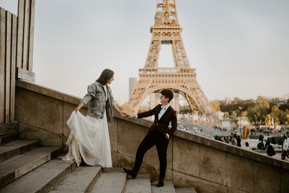 Pareja lésbica posando frente a la Torre Eiffel