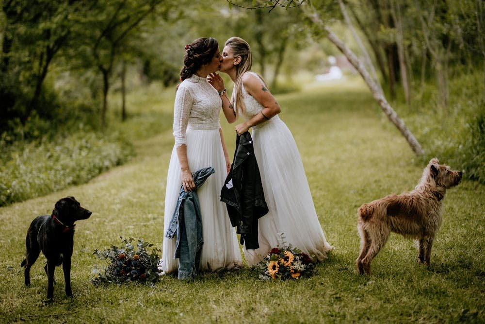 Pareja lésbica besándose el día de su boda por Dani Medina