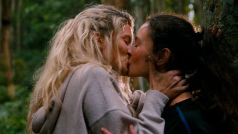 Toni y Shelby bes&aacute;ndose en The Wilds