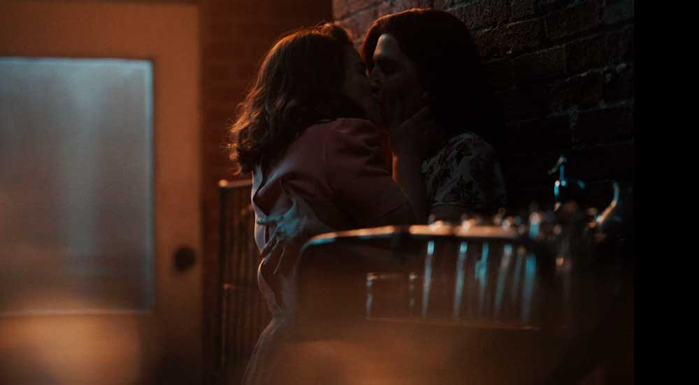 Carson y Greta besándose