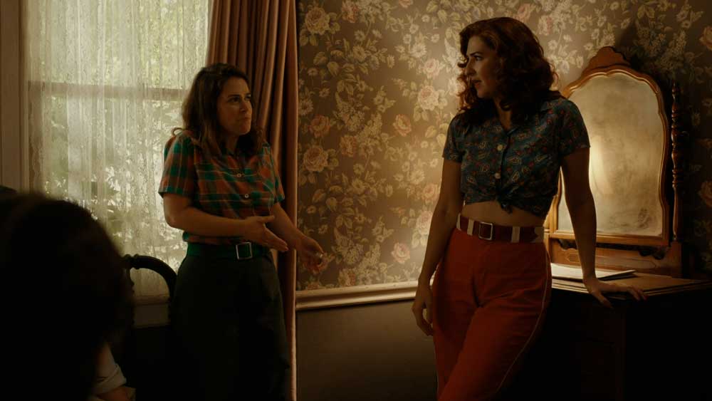 Carson y Greta discutiendo en A League of Their Own