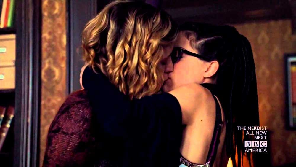 Cosima y Delphine besándose 