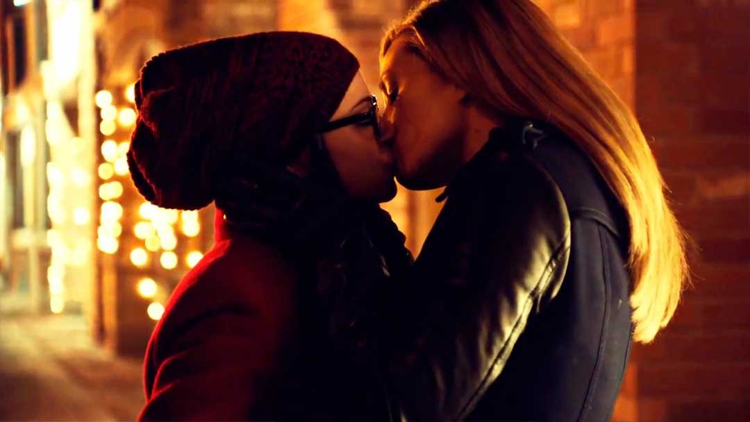 Cosima y Delphine besándose en la tercera temporada de Orphan Black