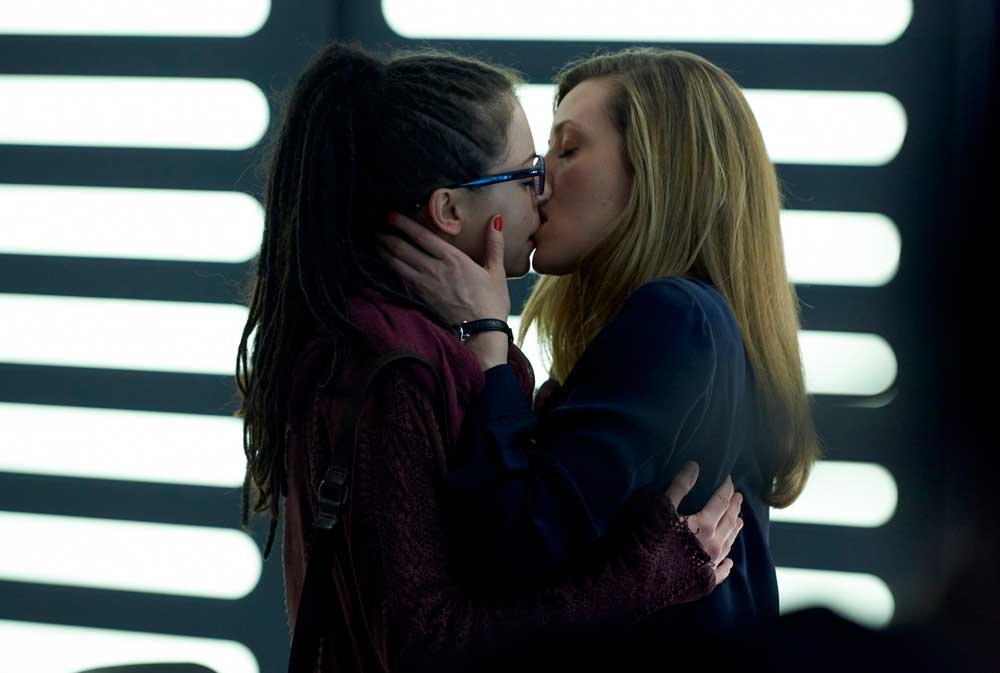 Delphine y Cosima besándose en el Instituto Dyad