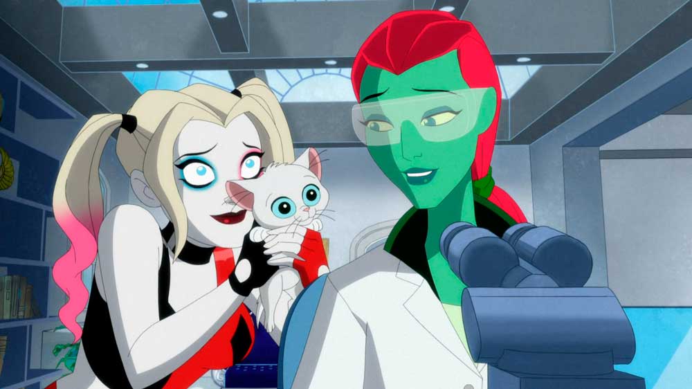 Harley enseñándole un gatito a Pamela