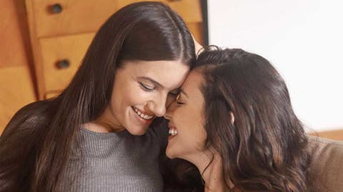 Pareja l&eacute;sbica de la serie Stupid Wife