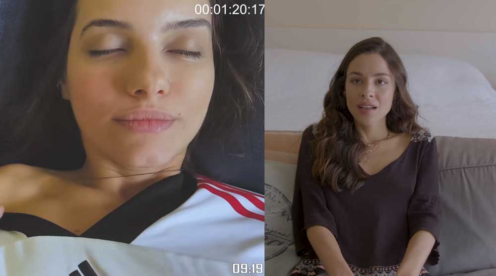 Luiza mirando el vídeo de Valentina