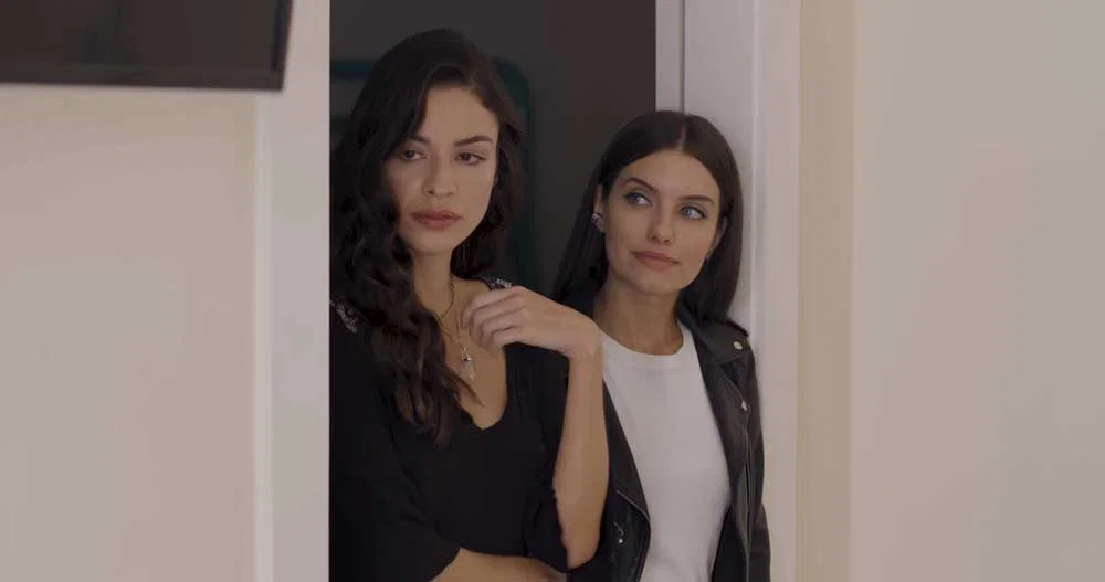 Luiza y Valentina en Stupid Wife