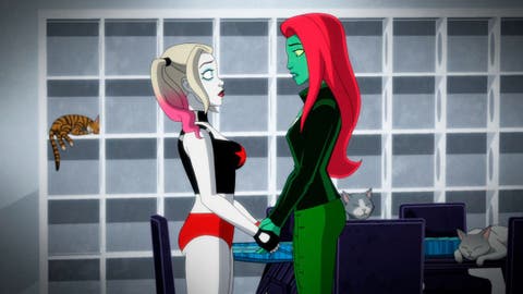 Harley Quinn y Poison Ivy tom&aacute;ndose de las manos
