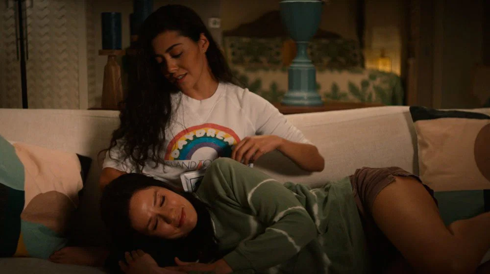 Lucy cuidando de Kate en NCIS Hawaii