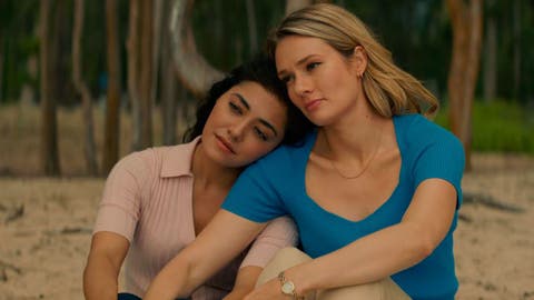 Lucy y Kate despidi&eacute;ndose en la playa