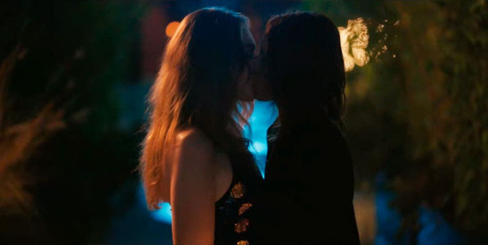 Shane y Tess besándose