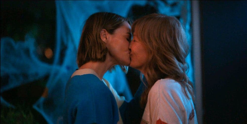 Alice y Taylor besándose
