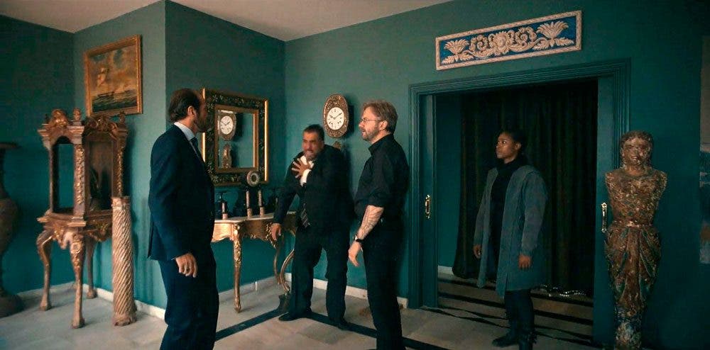 Vicente y Mary hablando con la mafia