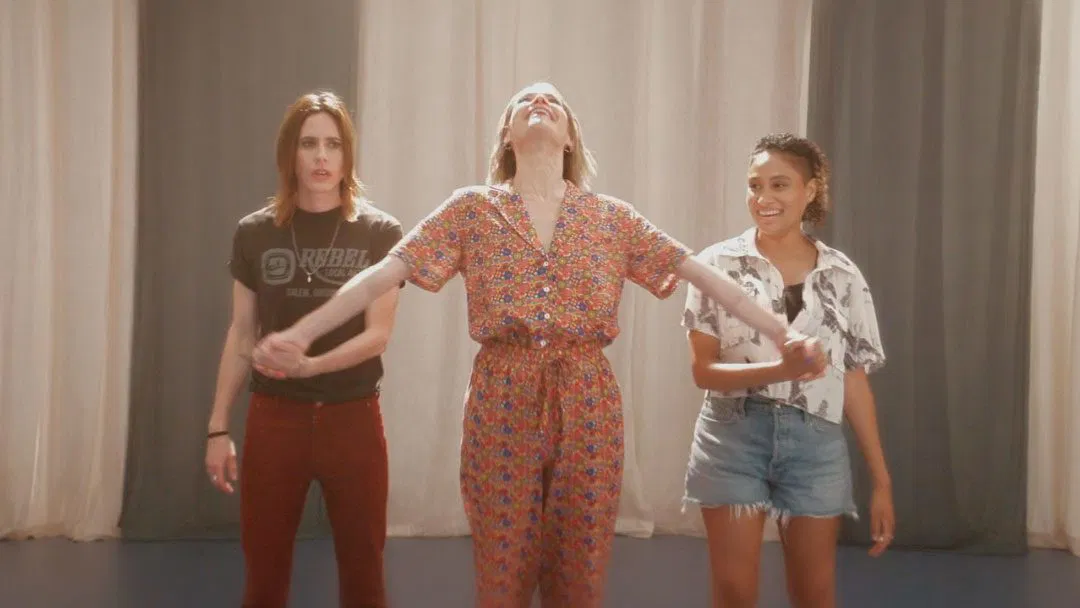 Alice, Shane y Sophie entran en el musical